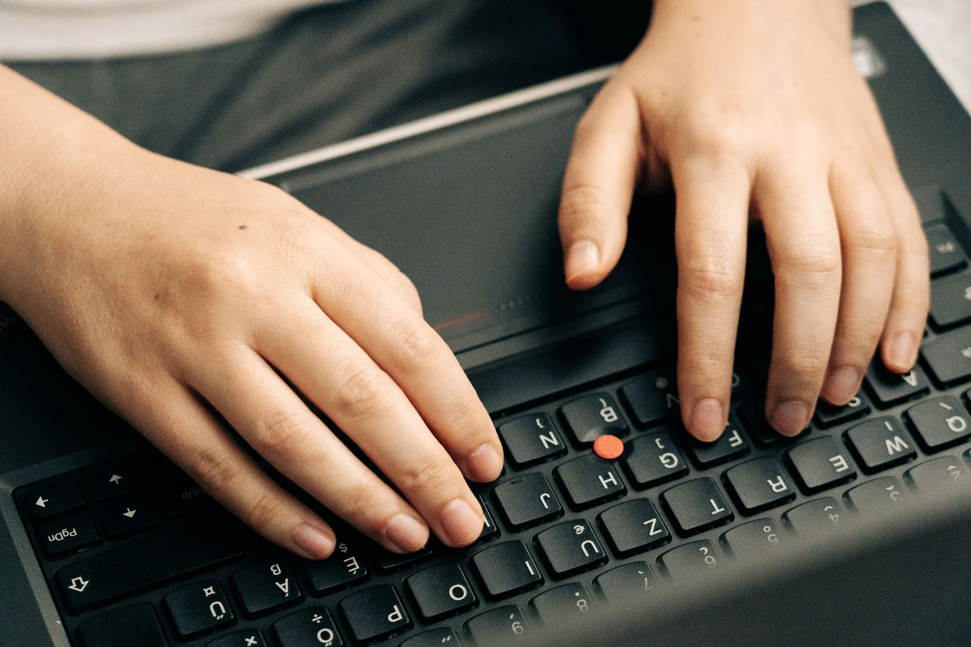 Hender som jobber i Reflow på en laptop