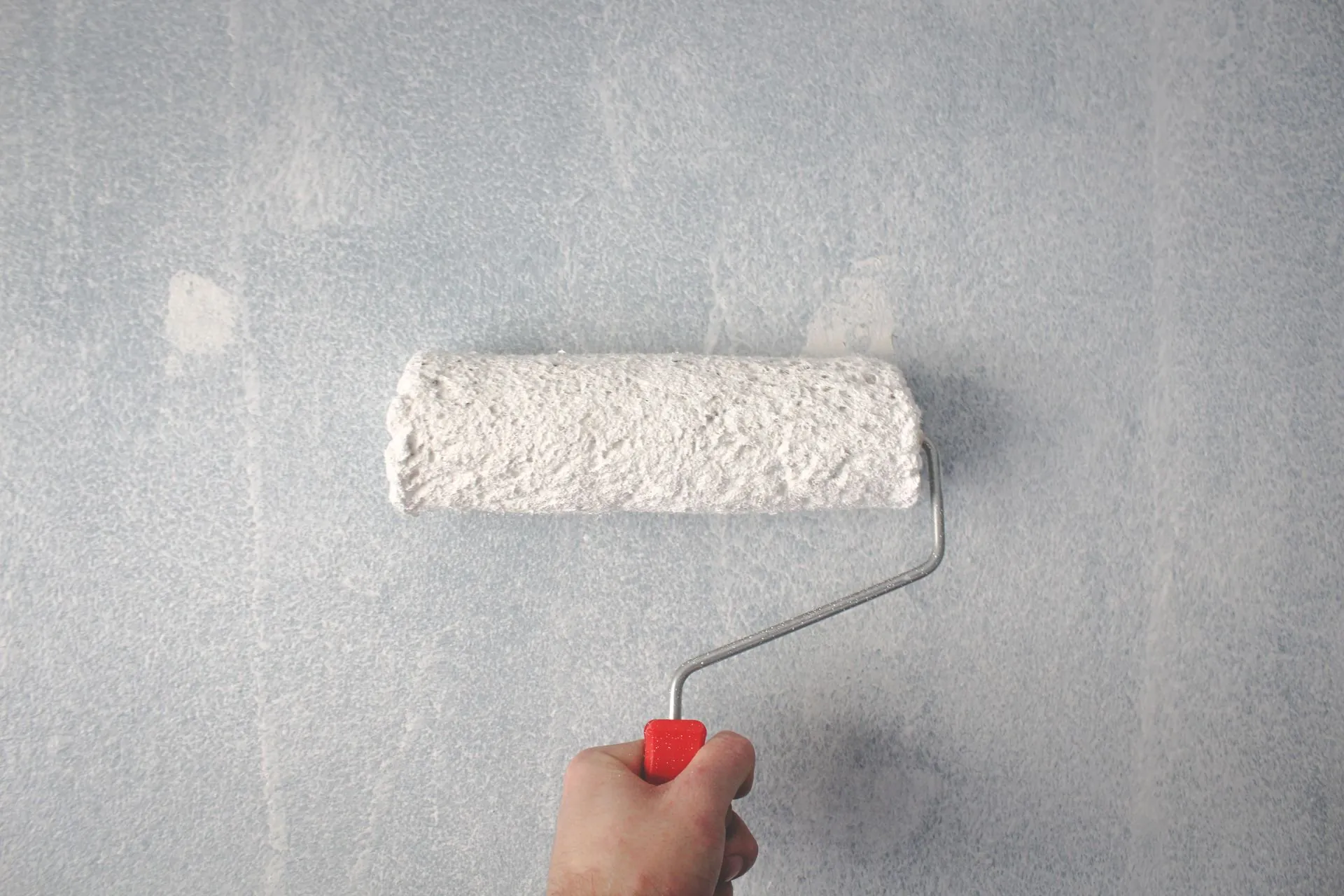 Malerrulle mot en vegg